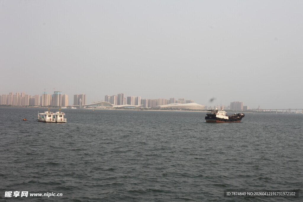 湛江海上船只与远处城市景观