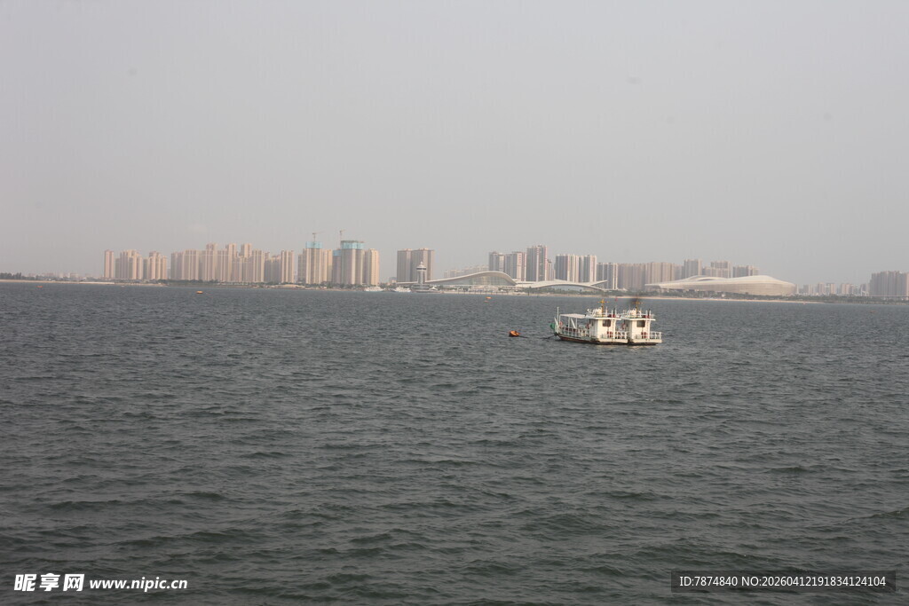 湛江海上小船与城市远景