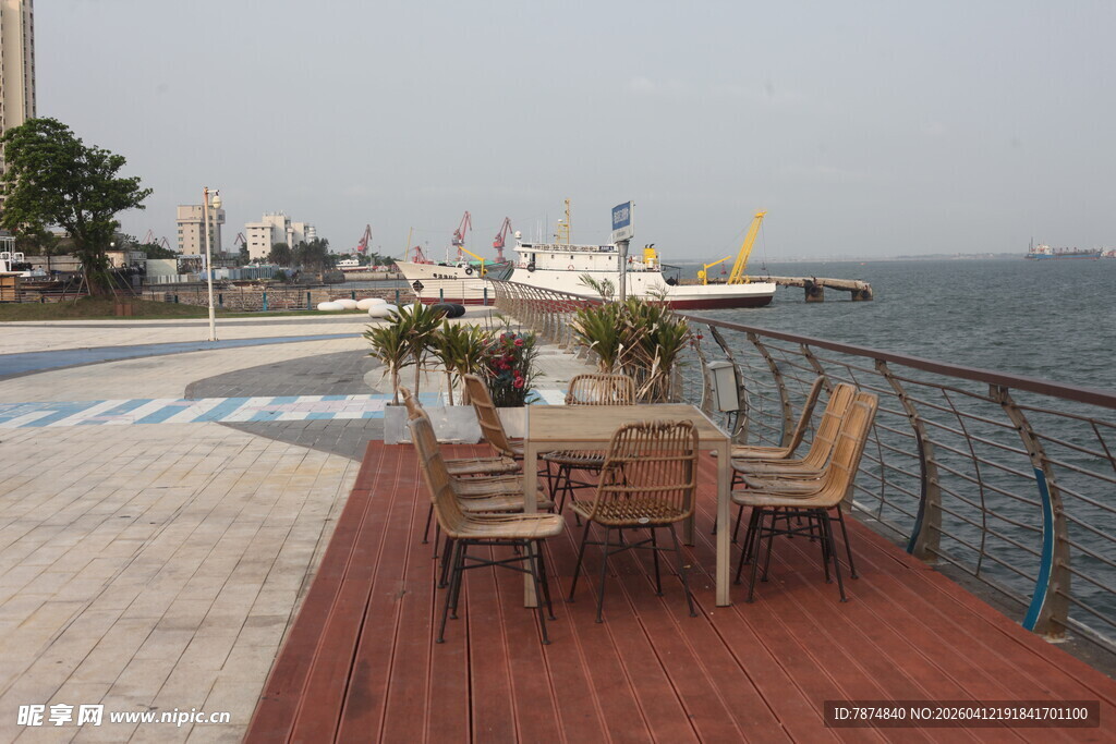 湛江海滨露台休闲桌椅景观