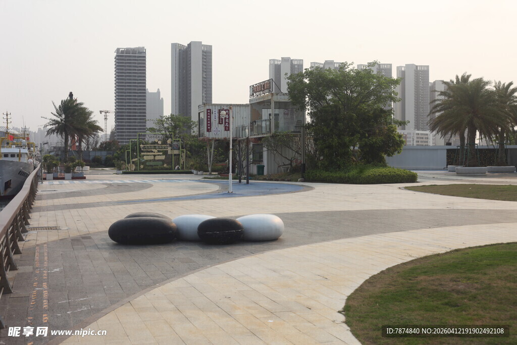 湛江城市广场中的现代景观
