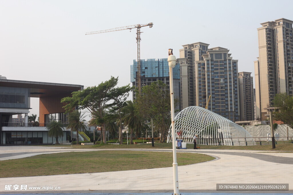 湛江城市中的现代建筑与绿地