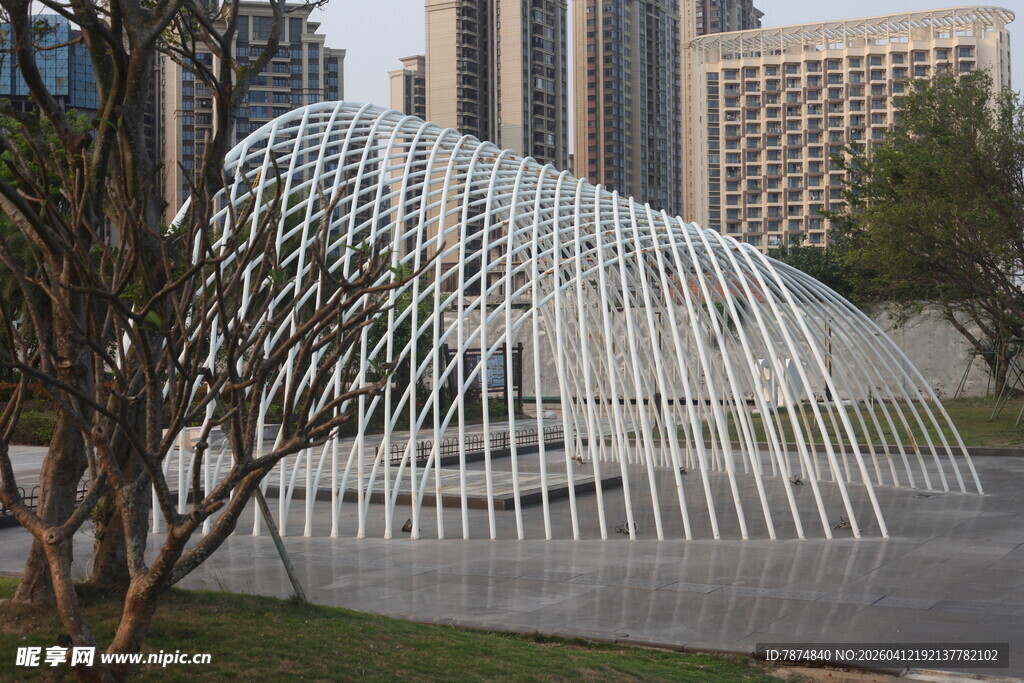 湛江现代艺术感的拱形景观建筑