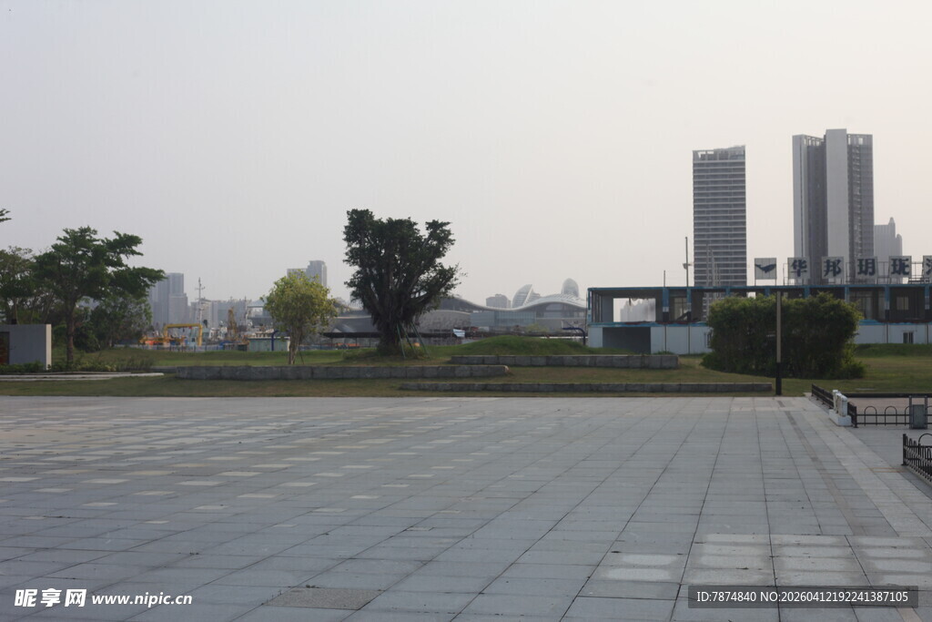 湛江城市广场与远处高楼景观