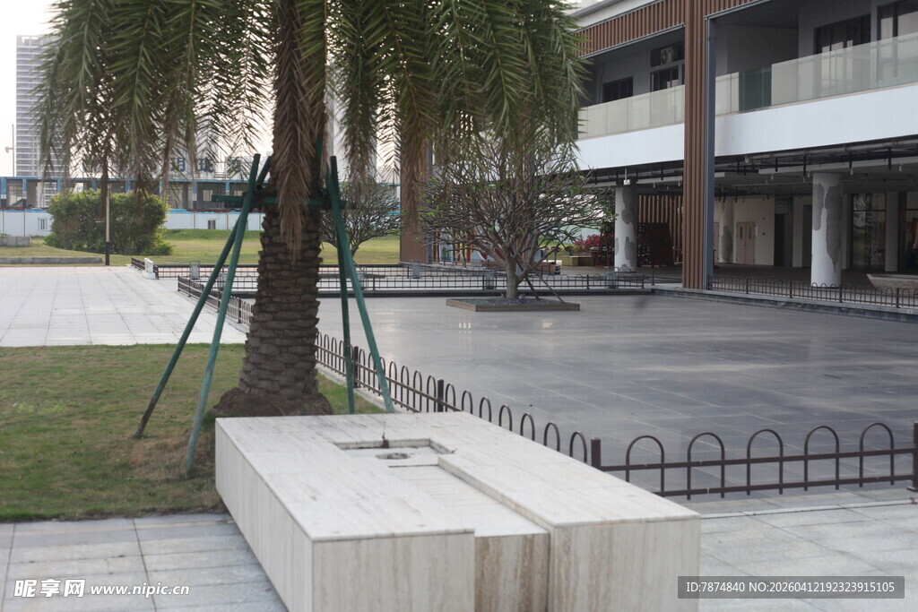 湛江校园户外休憩场景