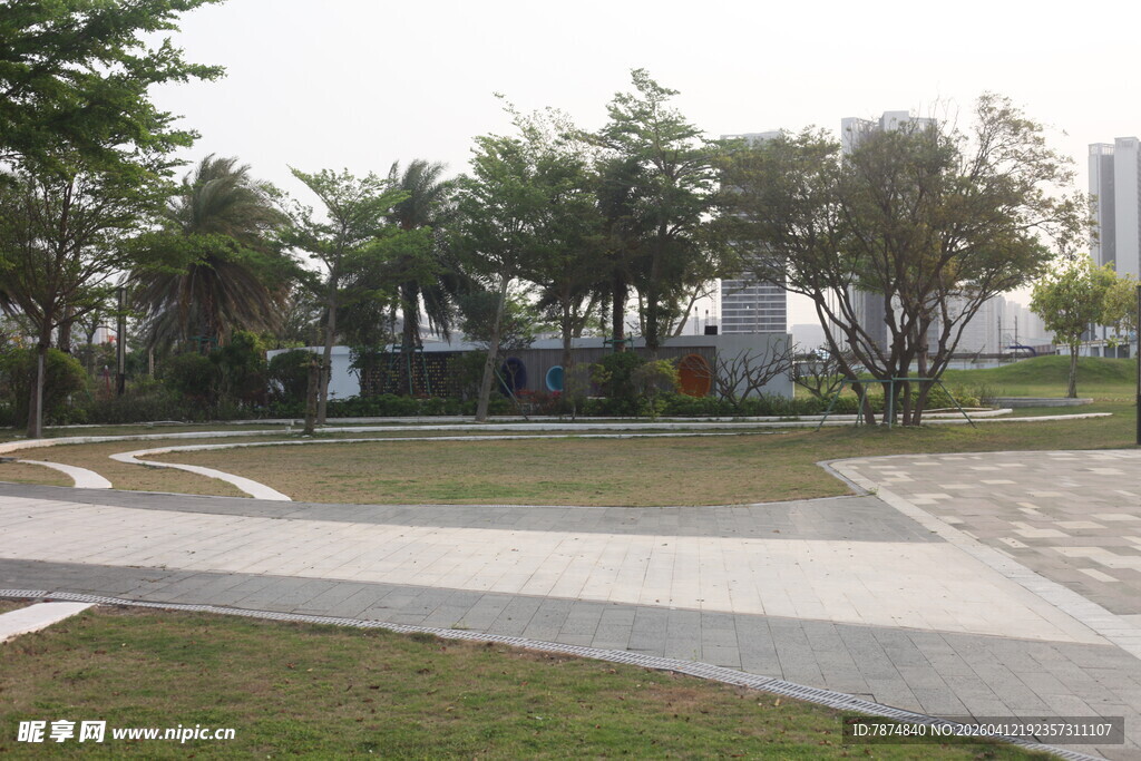 湛江城市中的静谧公园一角