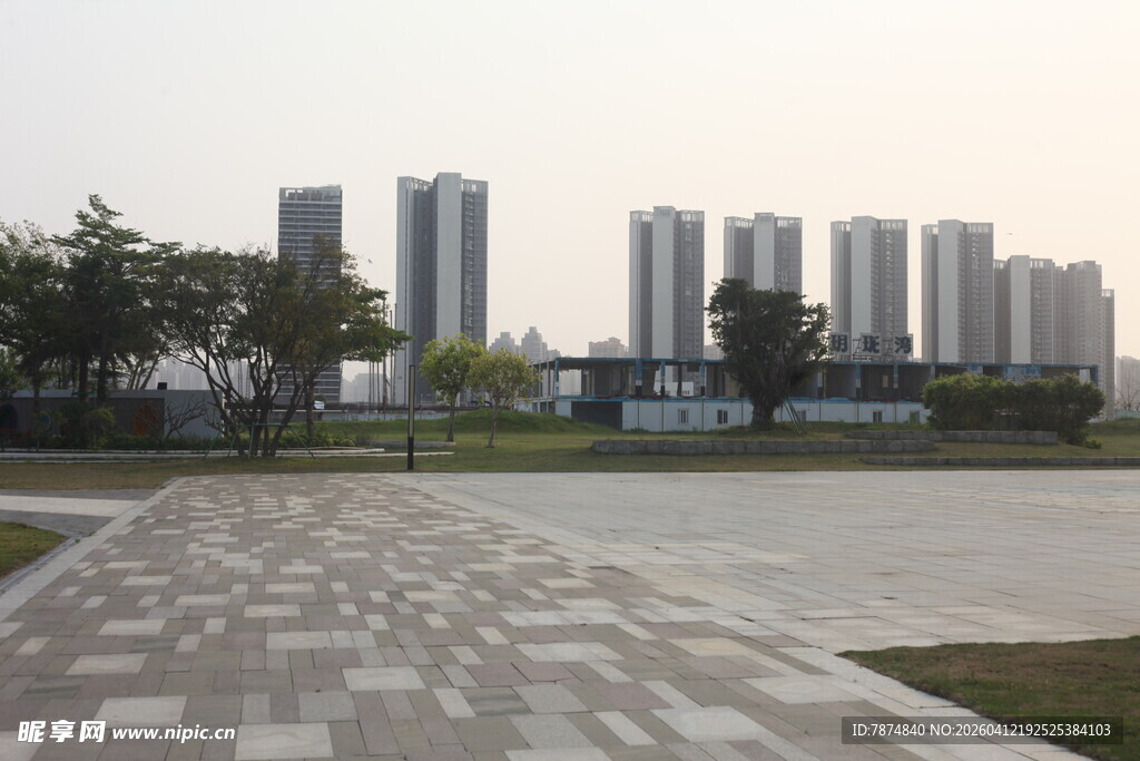 湛江城市广场与远处高楼景观