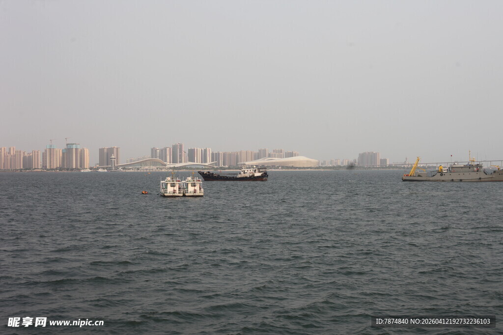 湛江海上船只与远处城市景观
