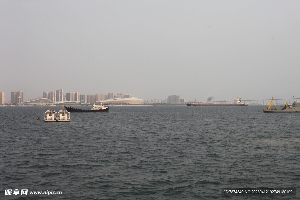 湛江海上船只与远处城市景观