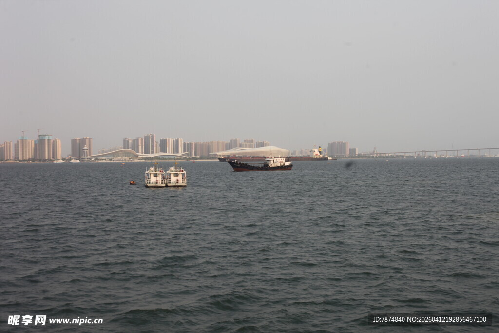 湛江海上船只与远处城市景观