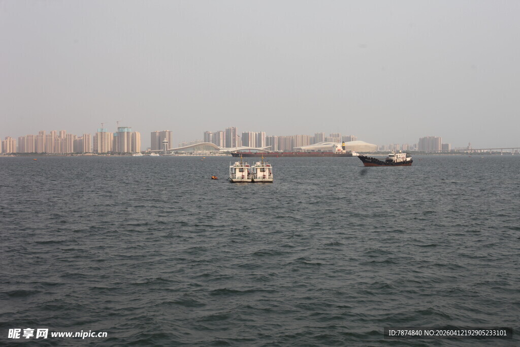 湛江海上船只与远处城市景观