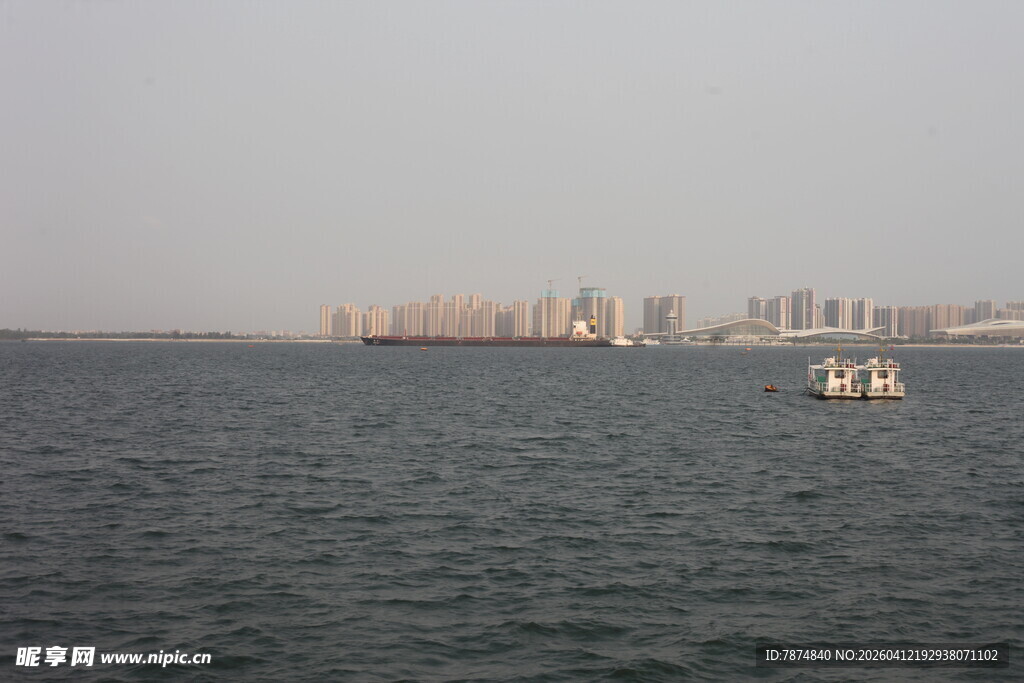 湛江海上远眺城市建筑群