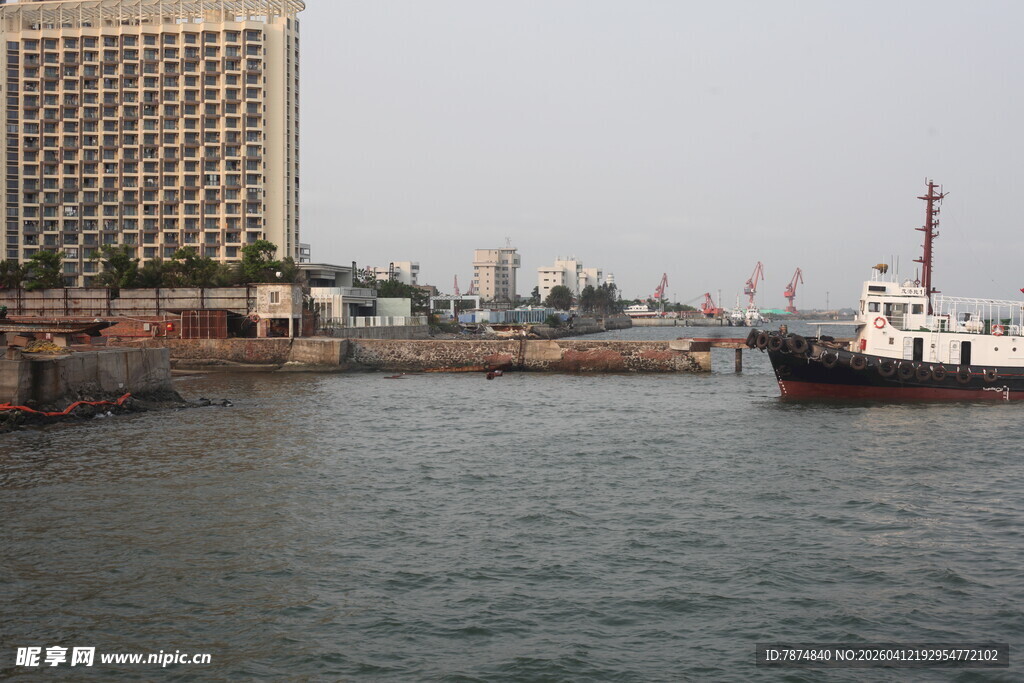 湛江港口景象 船只与高楼