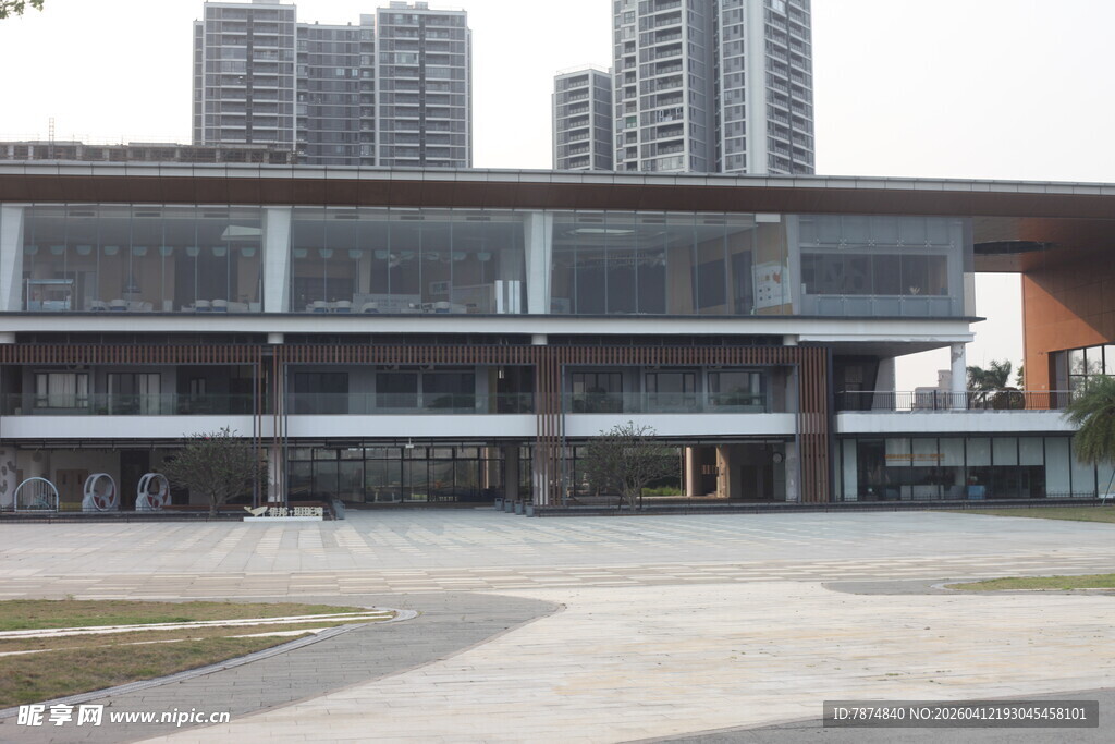 湛江现代风格建筑与远处高楼