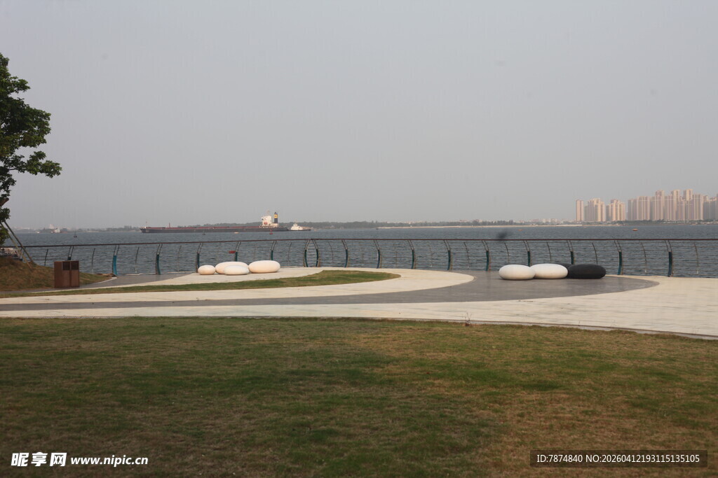 湛江湖畔风光 远处城市隐约可见