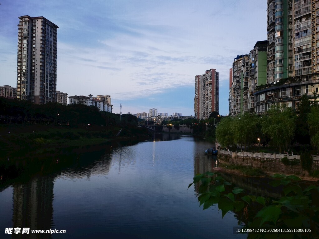 河畔高楼林立的城市风光