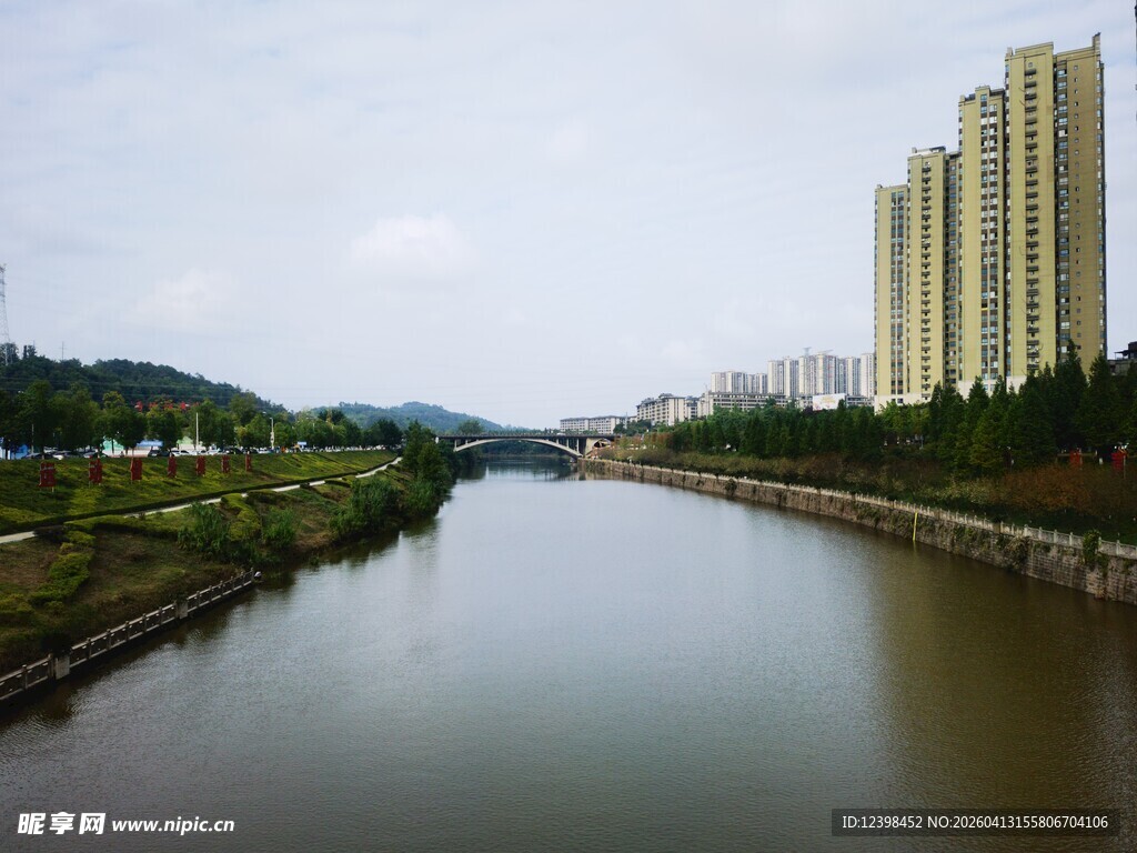 河畔高楼与宁静河水