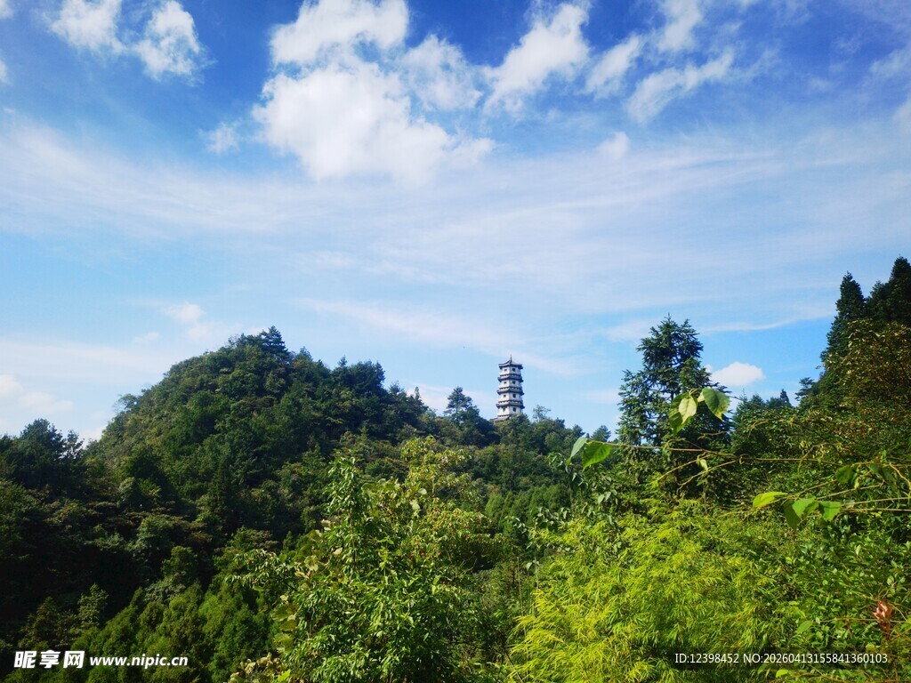 青山绿树间的巍峨高塔