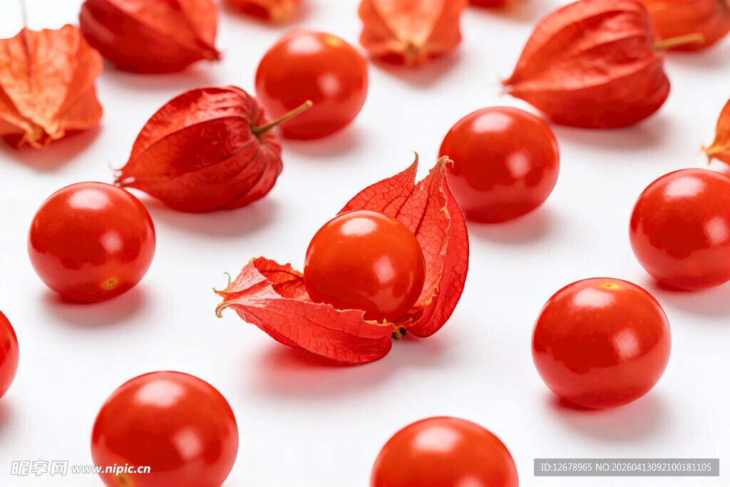 红菇娘果实散落在白色背景