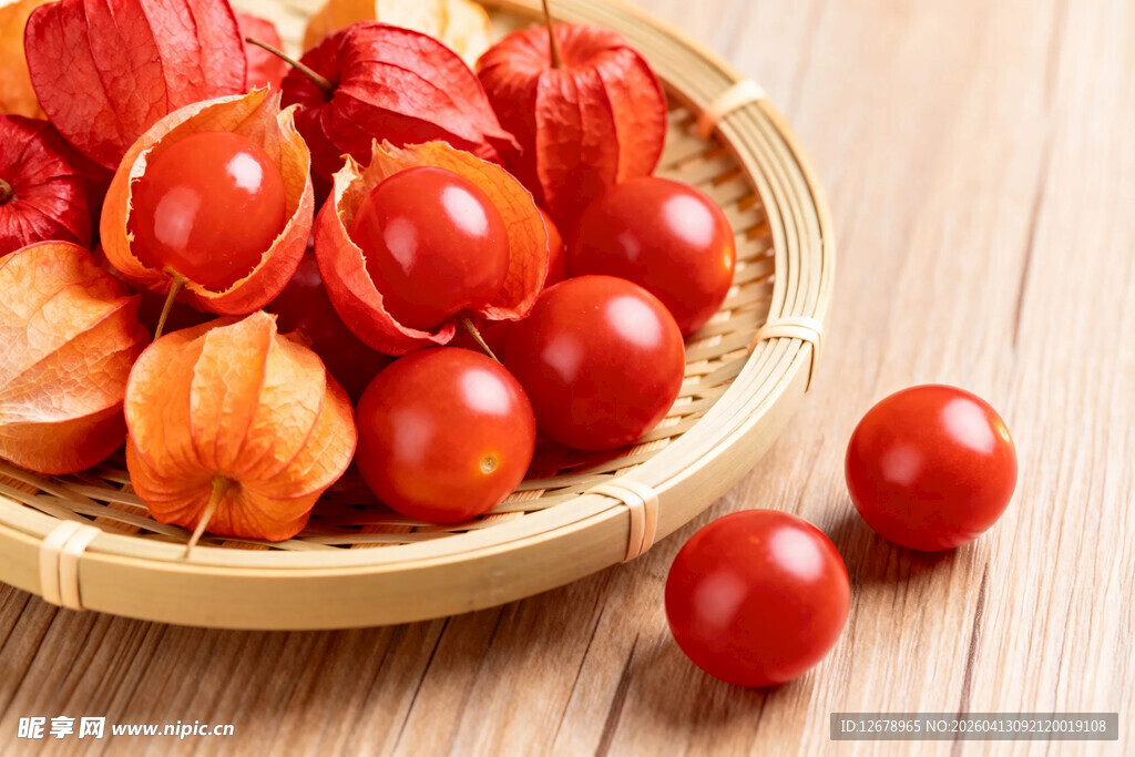 竹盘里的红菇娘果