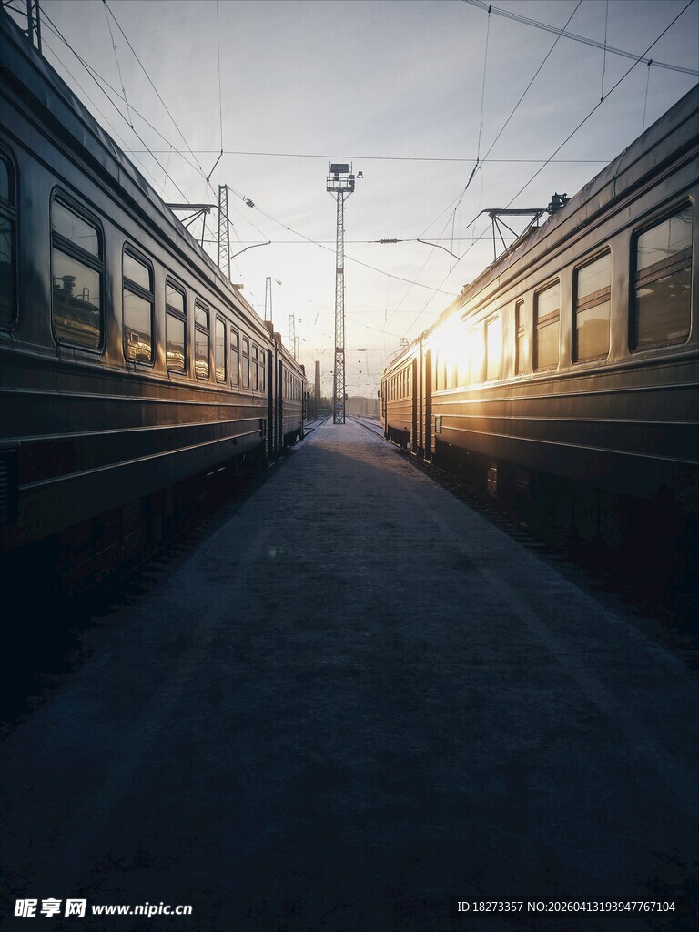 夕阳下的双列火车