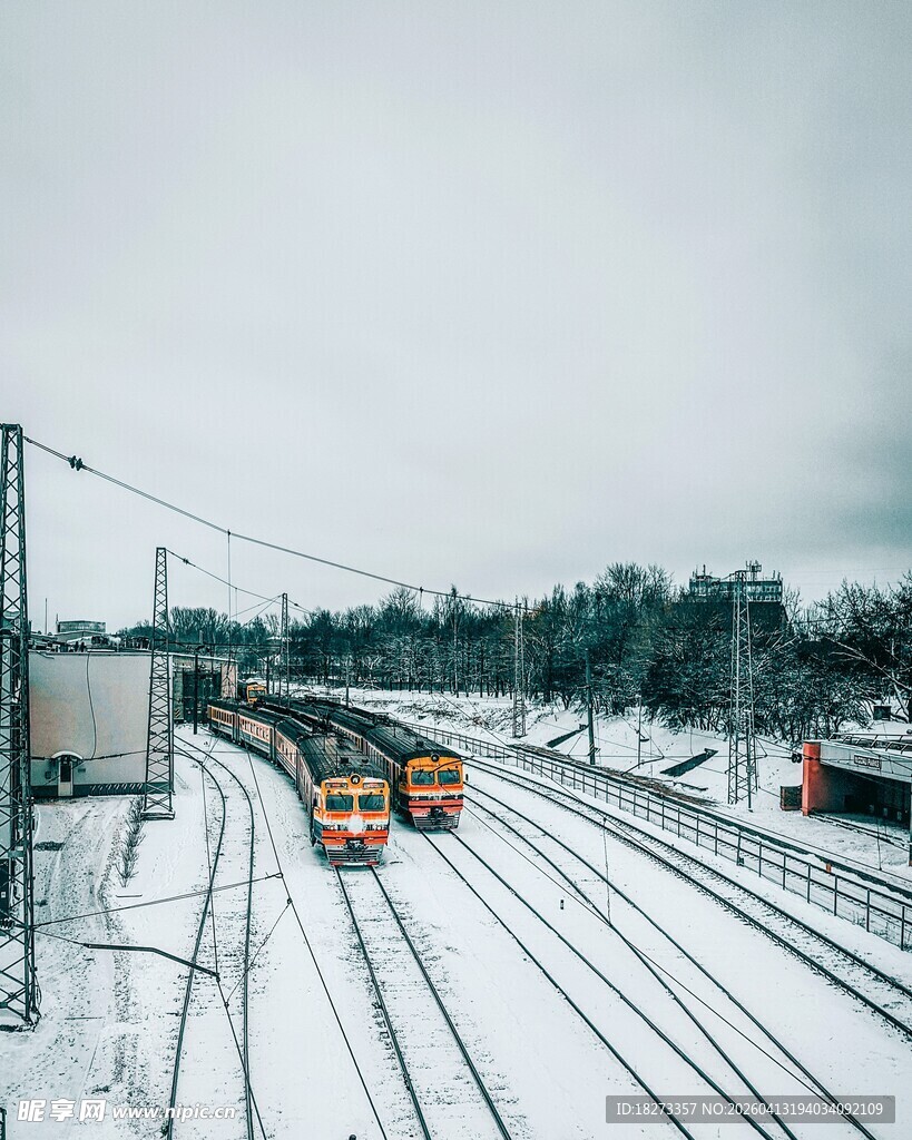 雪后铁路上行驶的列车