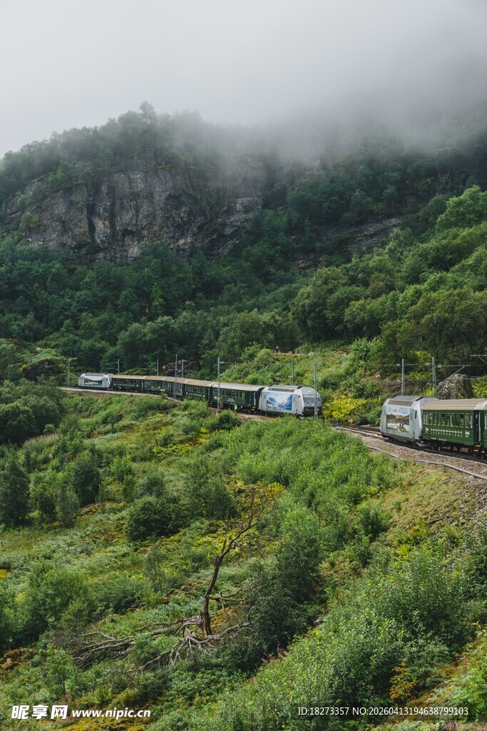 山间云雾中的蜿蜒列车