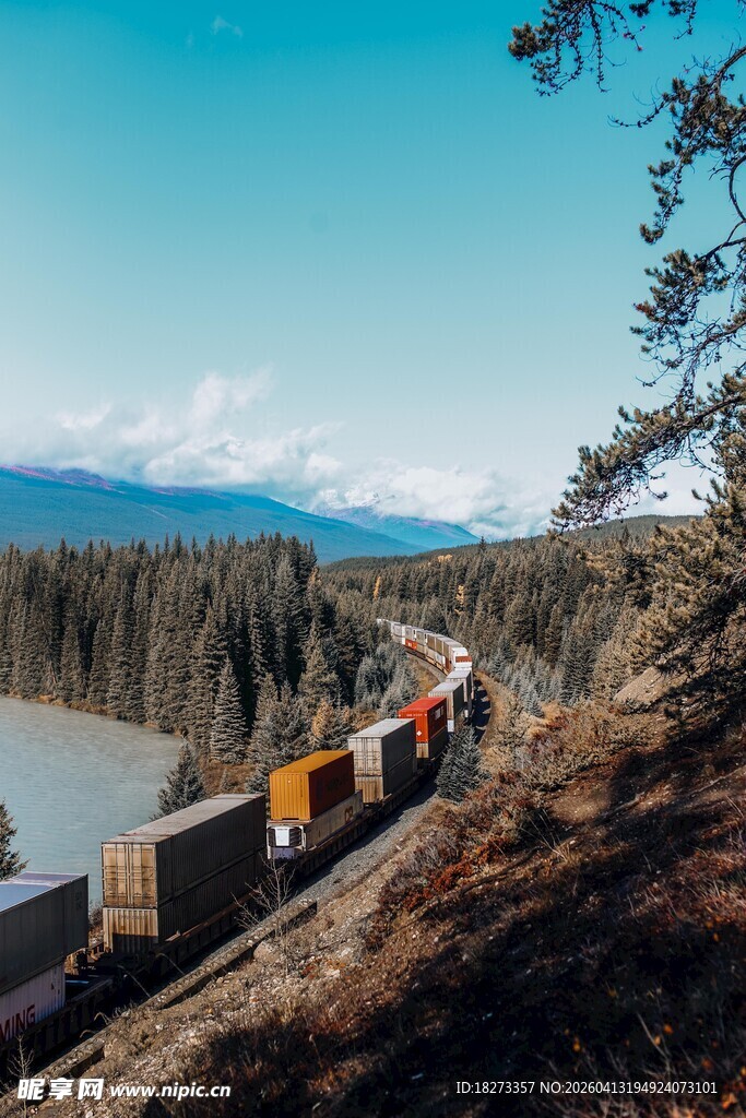 山间铁轨上行驶的货运列车