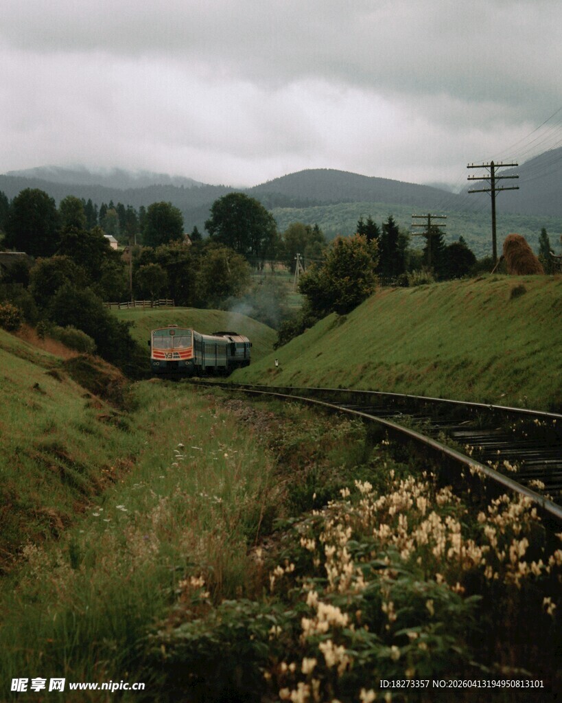 乡村铁轨上的列车