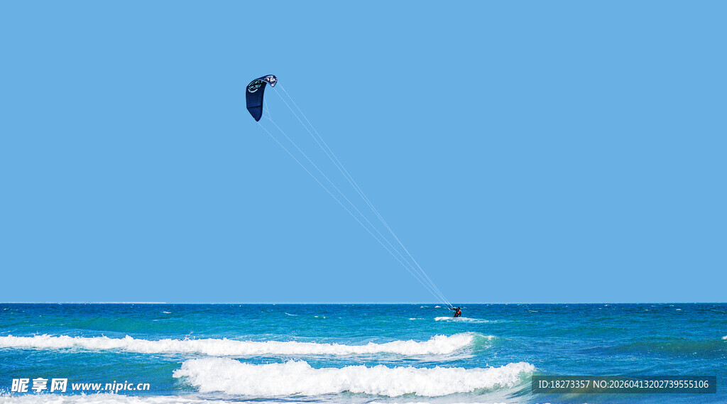 海上风筝冲浪者