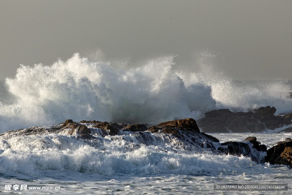 海浪拍击礁石的壮观景象