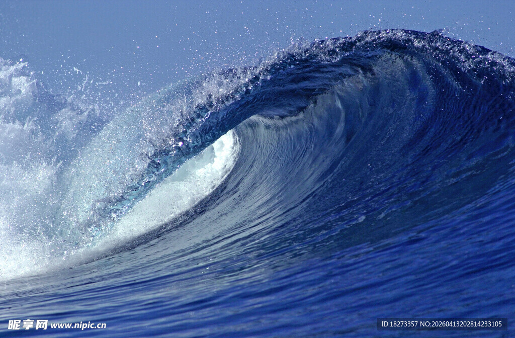 汹涌澎湃的蓝色海浪