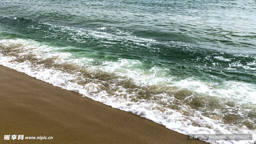 海浪轻拍沙滩的美丽景象