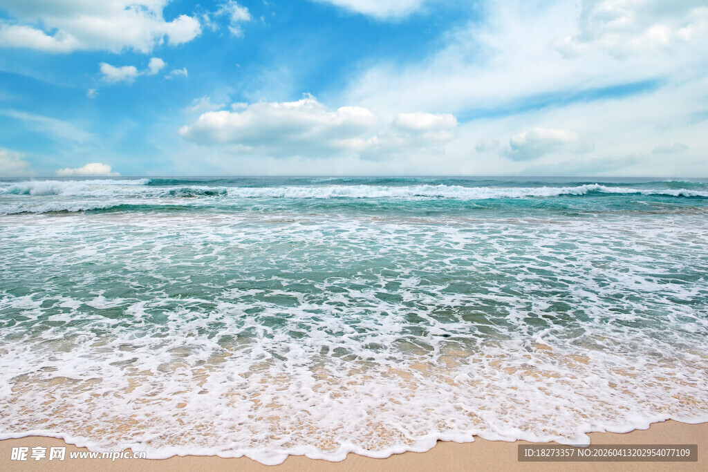 美丽海滩海浪与蓝天