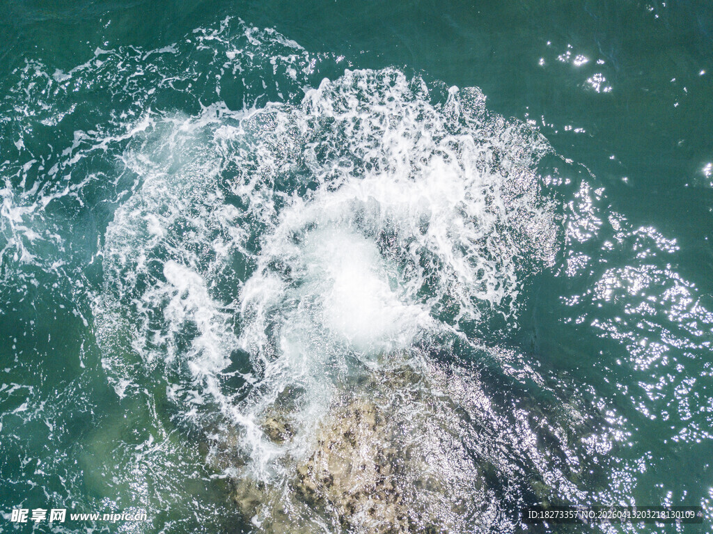 海浪拍击礁石