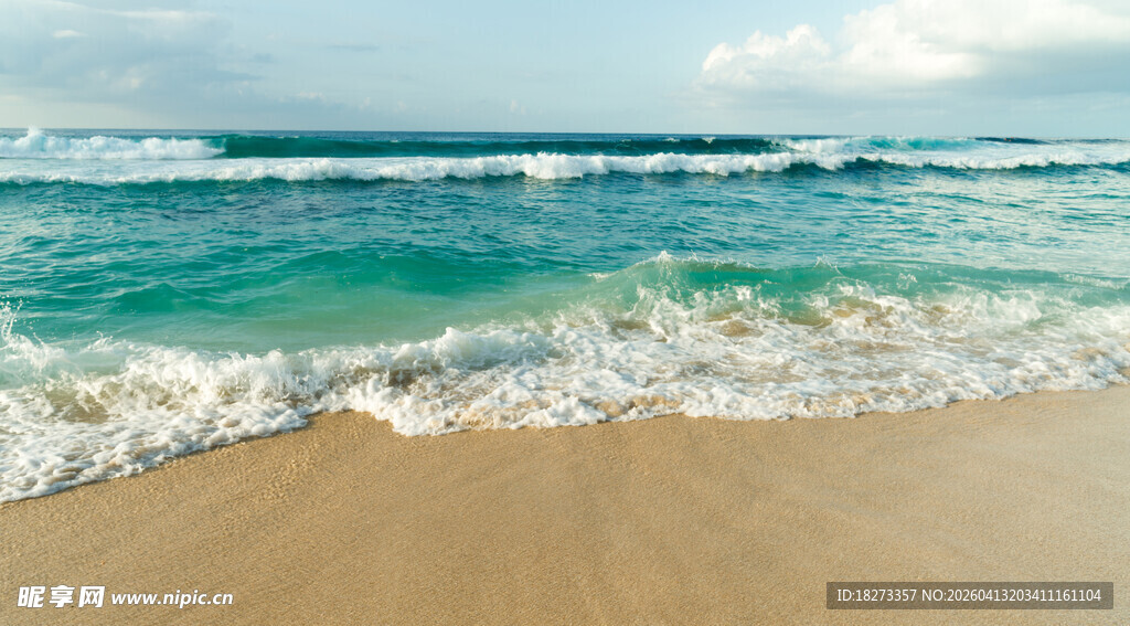 海浪轻拍沙滩