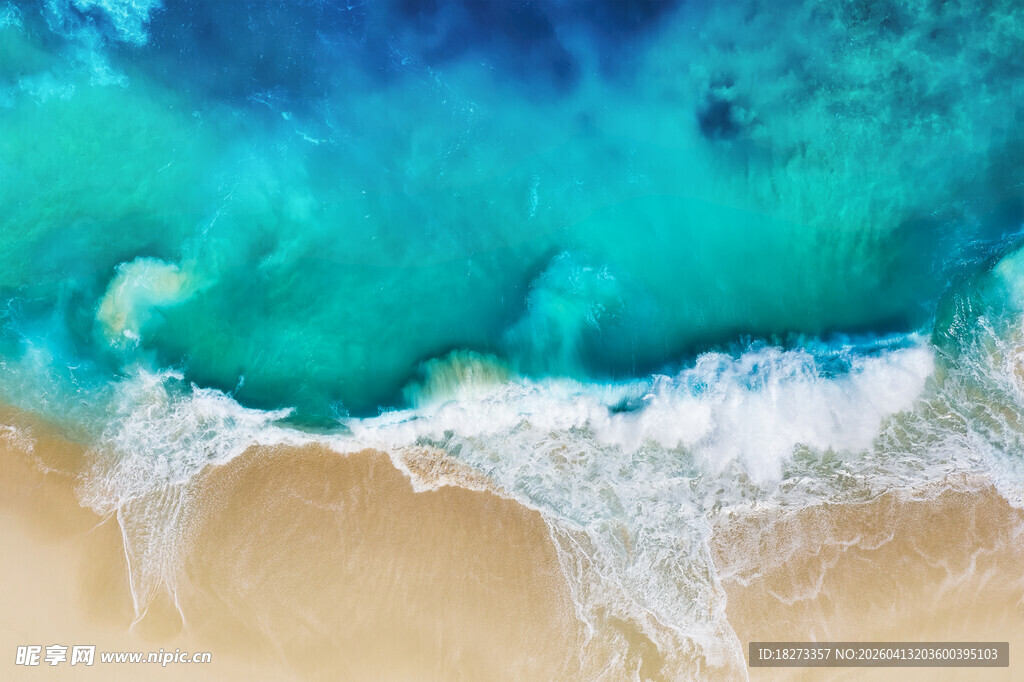 海浪拍打沙滩
