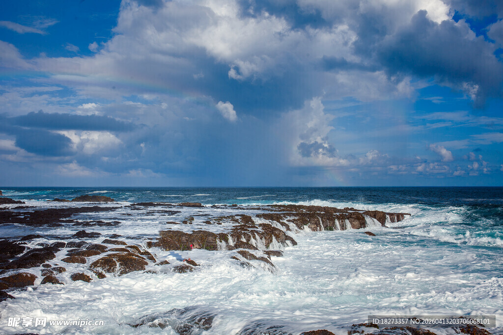 海浪拍打礁石的壮阔海景