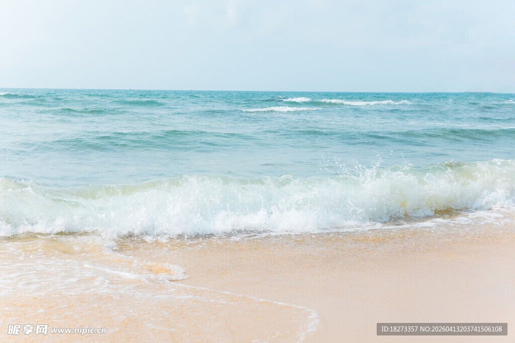 海浪轻拍沙滩