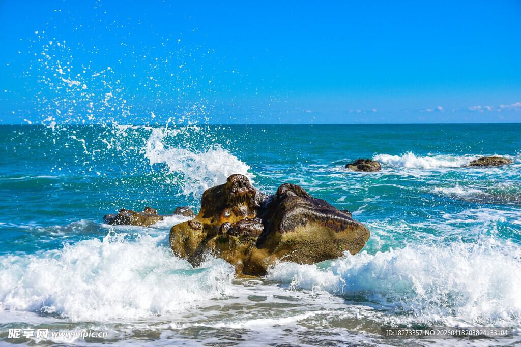 海浪拍击礁石的壮美瞬间