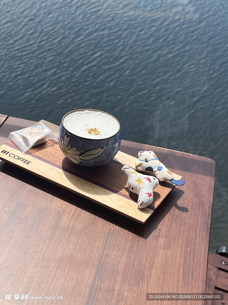 户外木质平台上的茶具