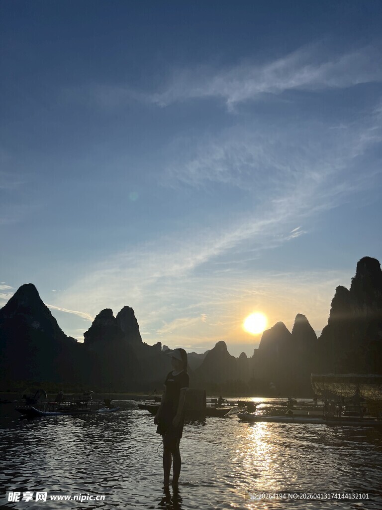 漓江畔夕阳下的独行者