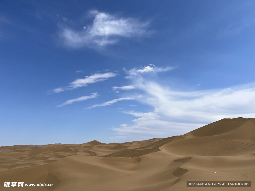 广袤沙漠与蔚蓝天空美景