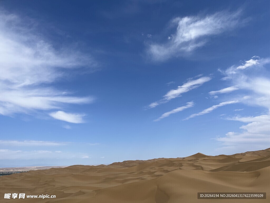 广袤沙漠上的蔚蓝天空