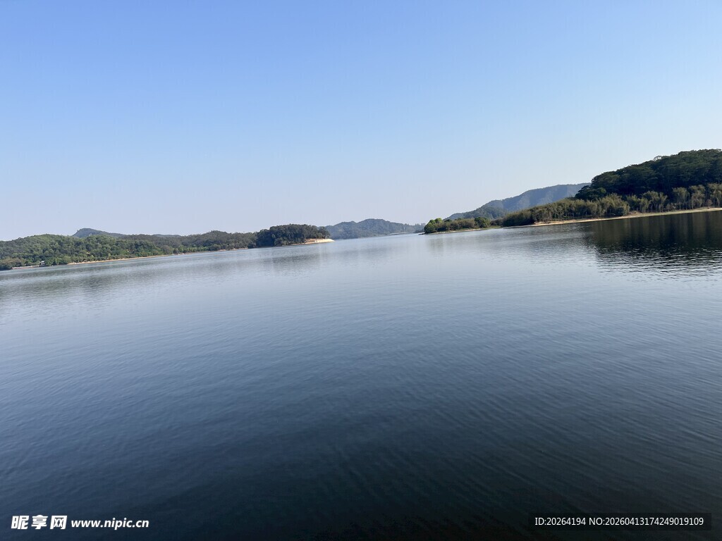 宁静湖面 远山蓝天相映