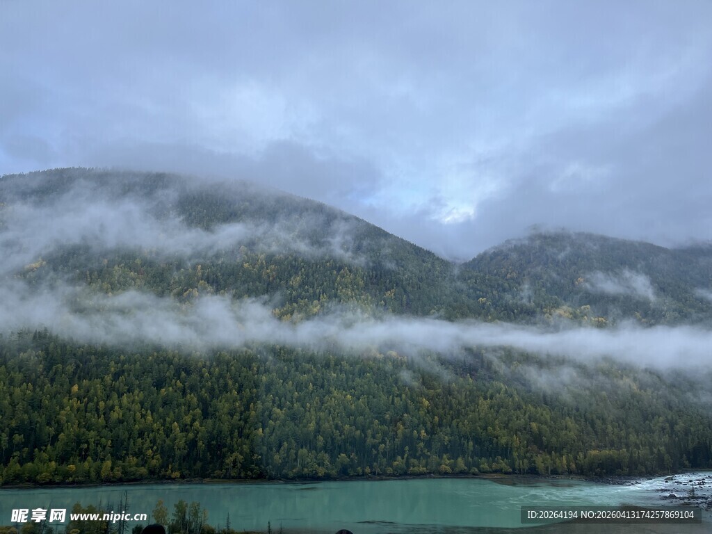 云雾缭绕的山水美景