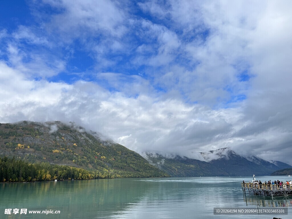 湖畔山水美景 云影绰约