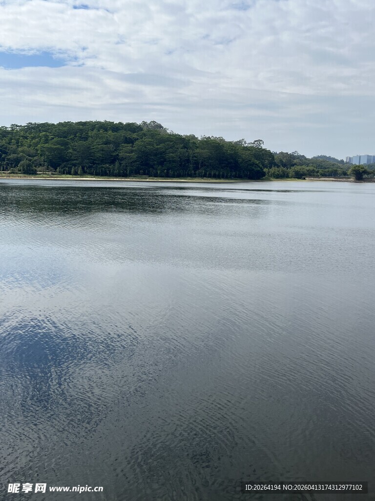 宁静湖面与远处青山景色