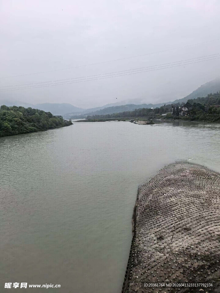 江边巨石旁的宁静水域