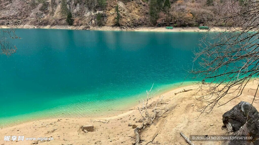 蓝绿色湖边美景