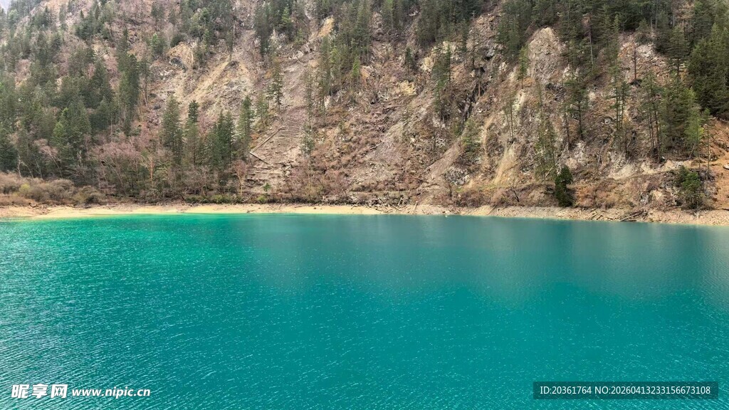 碧绿湖水与山间美景
